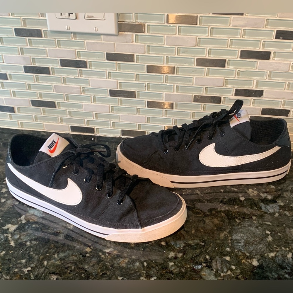 Mens size 10 Nike Court Legacy